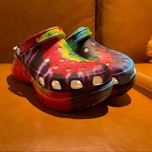 Size 7 platform tie dye crocs